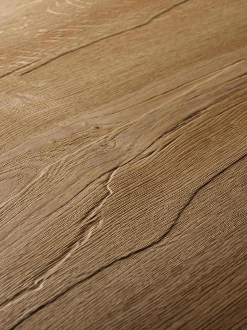 Eiken plank met diepe nerf