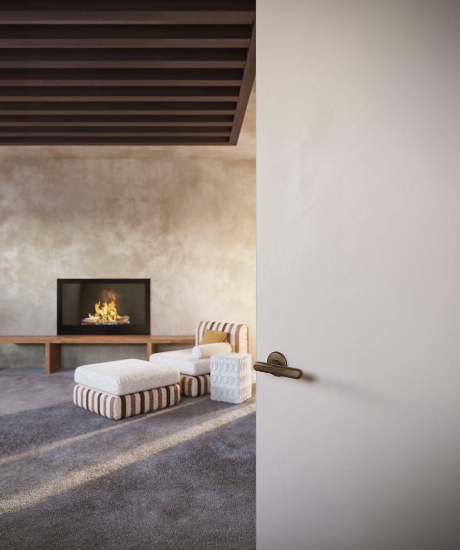 Interieur met open haard en bronzen deurklink