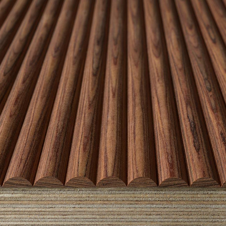 Gefreesd paneel in donker hout